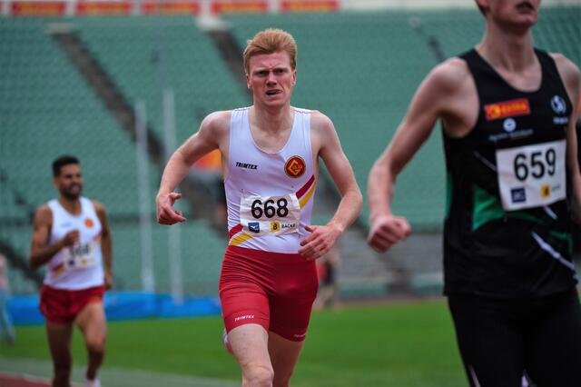 Mats Hauge i aksjon på 1500 m på Bislett høsten 2020. (Foto: Samuel Hafsahl)