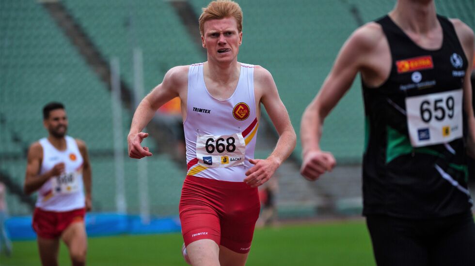 Mats Hauge i aksjon på 1500 m på Bislett høsten 2020. (Foto: Samuel Hafsahl) 
