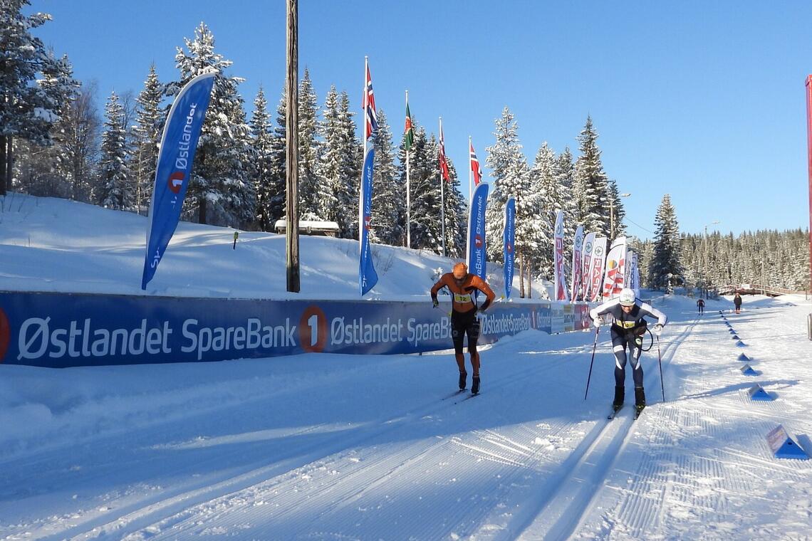 Petter Stakston (til høyre) kniper seieren og løyperekorden i Stenfjellrunden foran Simen Engebretsen Nordli  i 2022. (Foto: Stein Arne Negård)
