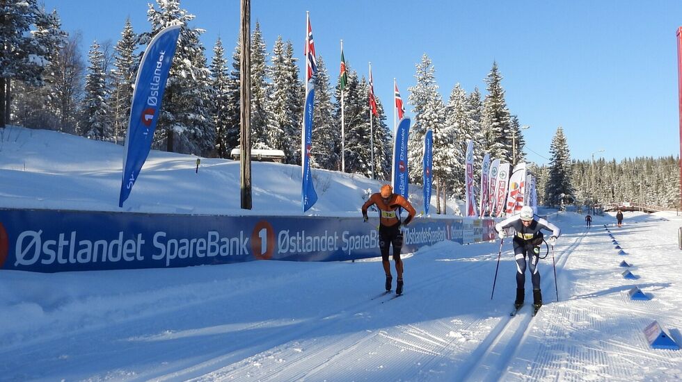 Petter Stakston (til høyre) kniper seieren og løyperekorden i Stenfjellrunden foran Simen Engebretsen Nordli  i 2022. (Foto: Stein Arne Negård)