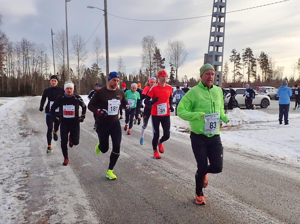 Det var tidlig spredning i feltet etter starten på Haga Stadion, der 62 løpere var med på 10-kilometeren. (Foto: Olav Engen)