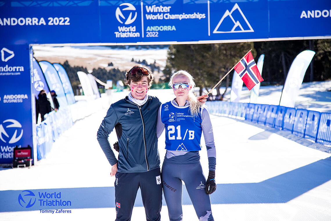 Henrik Farstadvoll og Victoria Nitteberg  er nå dobbelte verdensmestere i vintertriatlon. (Foto: Tommy Zaferes)