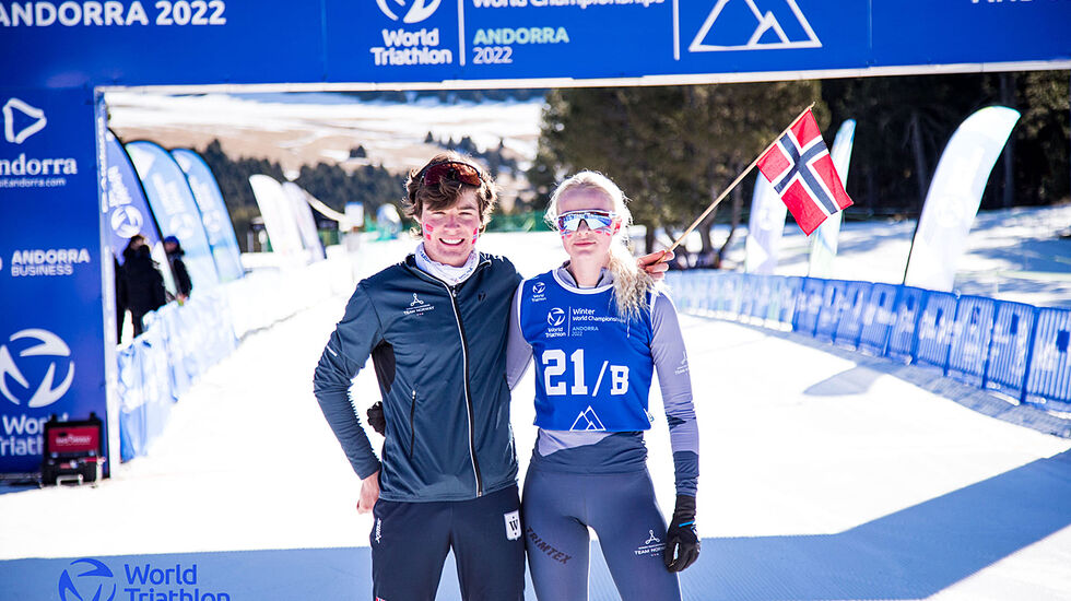 Henrik Farstadvoll og Victoria Nitteberg  er nå dobbelte verdensmestere i vintertriatlon. (Foto: Tommy Zaferes)