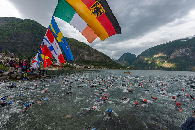 Starten på svømmeetappen i Aurlandsfjorden. (Foto: Pål Bentdal)