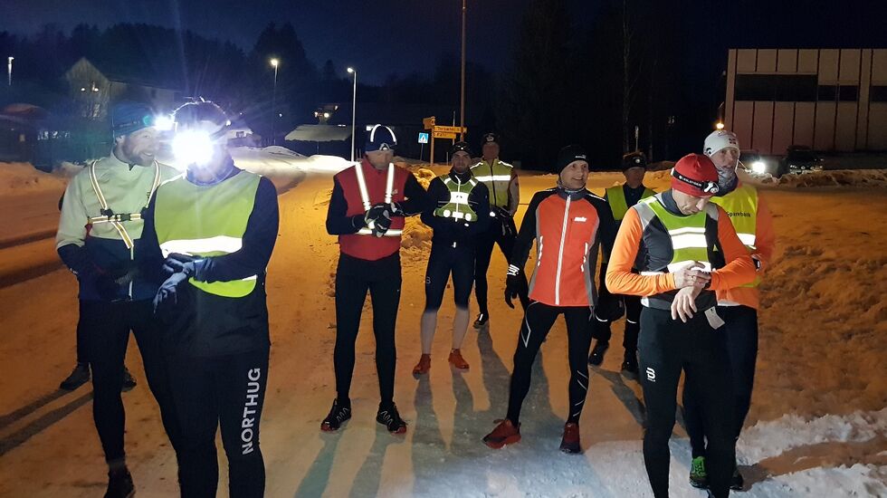 Klokka nærmer seg 18.00, og ti mann er klare både med klokker og bein.