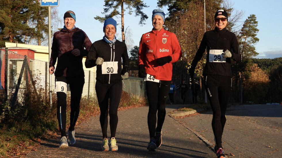 Fra Hamar Backyard Ultra i 2021. Den gode stemningen fra morgenen av som holdt seg hele dagen i finværet. Fra v.: Erik Syversen, Esther Innselset, Finn Ansgar Haneberg og Åste Narmo. (Foto: Stein Arne Negård)