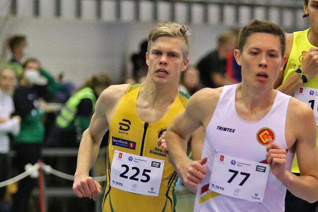 Benjamin Olsen fra Ullensaker/Kisa IL tok sølvet på 800 meter i NM med klar margin. Her innhenter han Timmi Brandvik Anderl fra Gular. (Foto: Martin Hauge-Nilsen)
