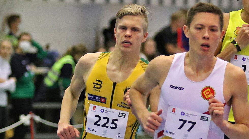 Benjamin Olsen fra Ullensaker/Kisa IL tok sølvet på 800 meter i NM med klar margin. Her innhenter han Timmi Brandvik Anderl fra Gular. (Foto: Martin Hauge-Nilsen)
