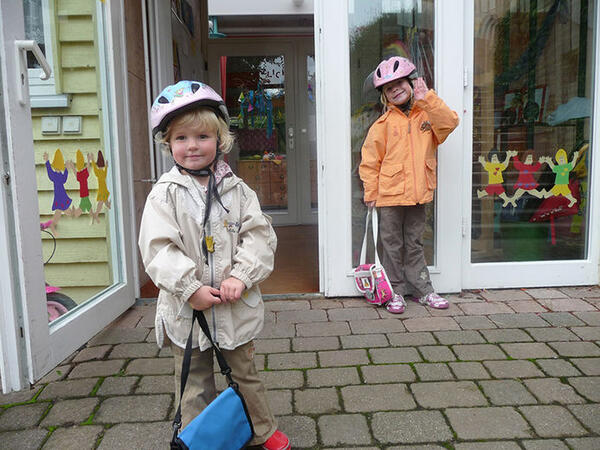 barn foran barnehage
