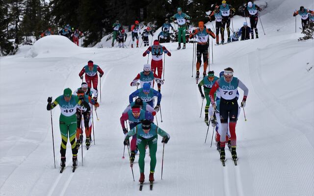 Teten på den klassiske heldistansen vei opp den første bakken etter 2 km i 2022. (Foto: Rolf Bakken)