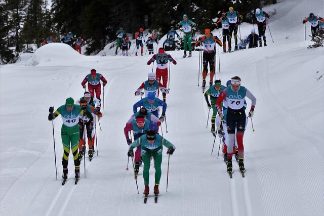 Teten på den klassiske heldistansen vei opp den første bakken etter 2 km   i 2022. (Foto: Rolf Bakken)