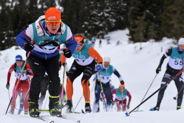 Rudi Kristiansen staker seg opp det som for turløpere flest er en fiskebeinsmote i årets Sjusjøen Skimarathon. (Foto: Rolf Bakken)