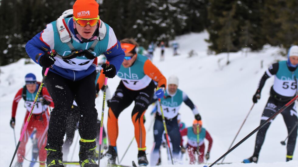 Rudi Kristiansen staker seg opp det som for turløpere flest er en fiskebeinsmote i årets Sjusjøen Skimarathon. (Foto: Rolf Bakken)