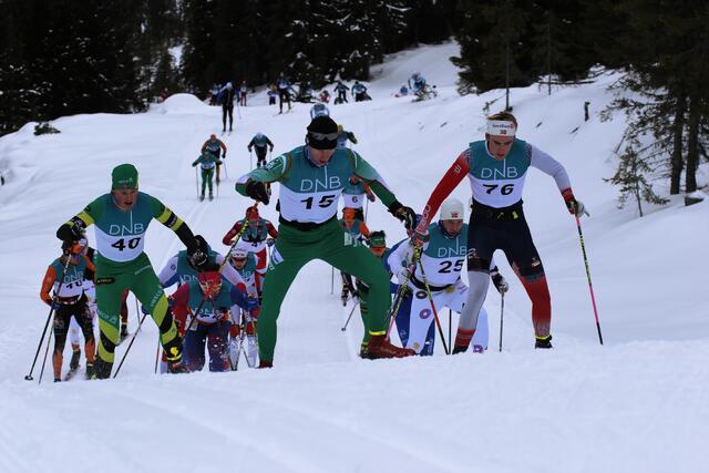 Vinneren Olaf Talmo (40) i den første bratta kneika etter 2 km ved siden av Stian Stærkeby Jelstad (15) og Magnus Perger (76). (Foto: Rolf Bakken)