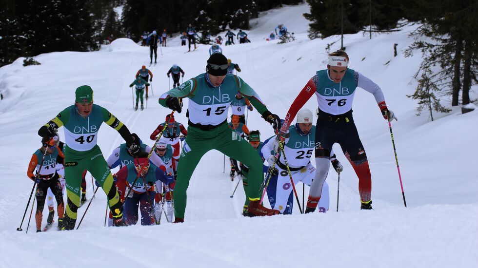 Vinneren Olaf Talmo (40) i den første bratta kneika etter 2 km ved siden av Stian Stærkeby Jelstad (15) og Magnus Perger (76). (Foto: Rolf Bakken)