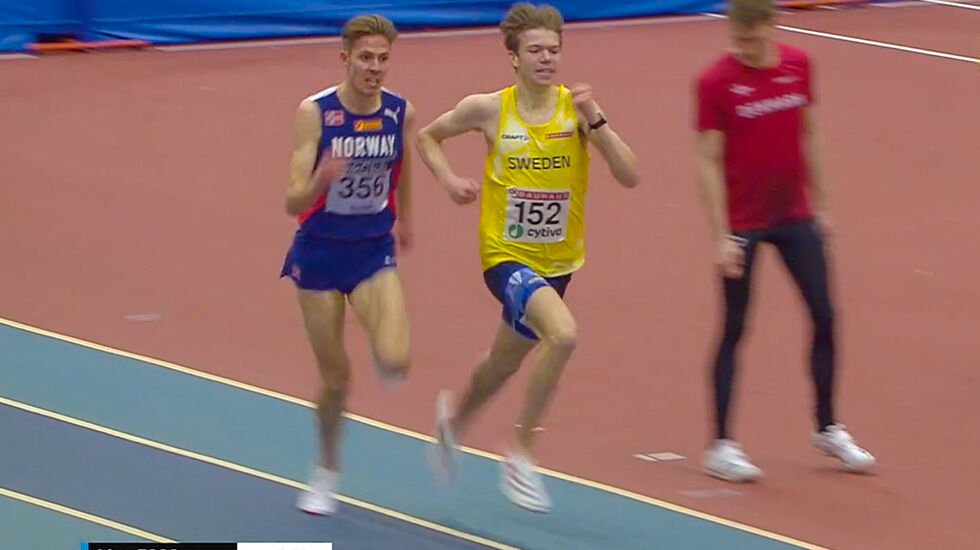 Det ble en intens sluttspurt mellom Per Svela og Jonathan Grahn, men svensken holdt unna. (Foto: skjermprint streaming)