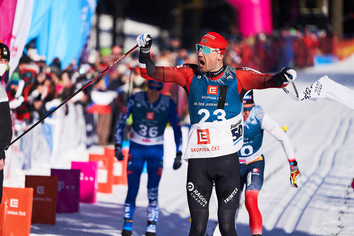 Andreas Nygård vinner i Jizerska50. (Foto: Visma Ski Classics/Magnus Östh)