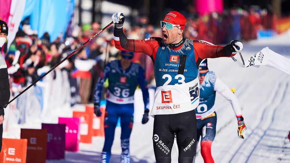 Andreas Nygård vinner i Jizerska50. (Foto: Visma Ski Classics/Magnus Östh)