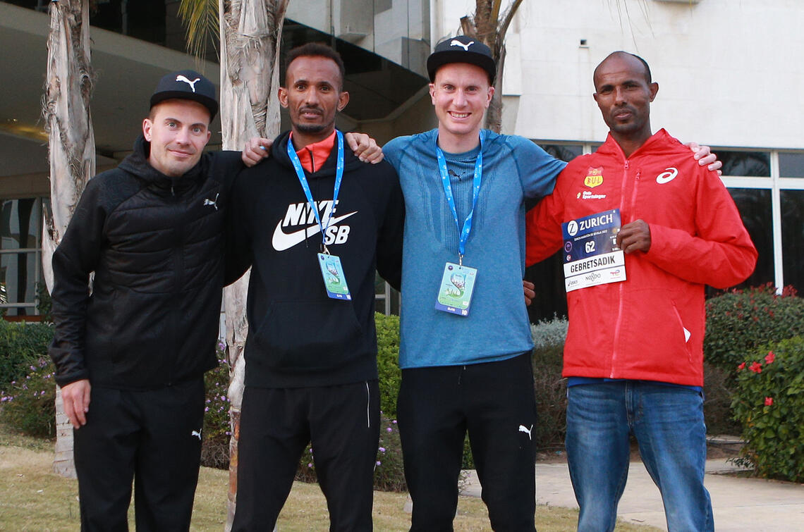 Utenfor løperhotellet i Sevilla: Kristian Ulriksen, Ebrahim Abdulaziz, Sondre Nordstad Moen og Weldu Negash Gebretsadik. (Foto: Kjell Vigestad)