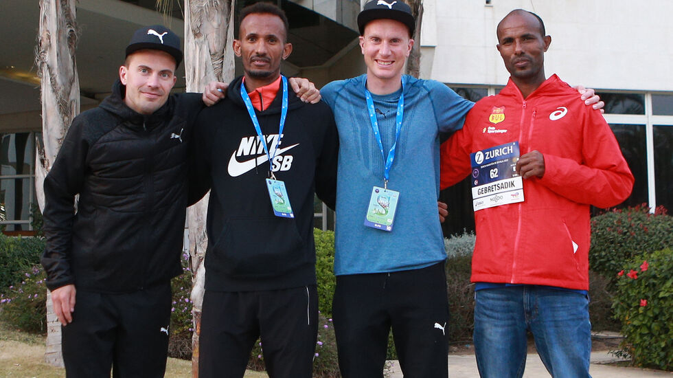 Utenfor løperhotellet i Sevilla: Kristian Ulriksen, Ebrahim Abdulaziz, Sondre Nordstad Moen og Weldu Negash Gebretsadik. (Foto: Kjell Vigestad)