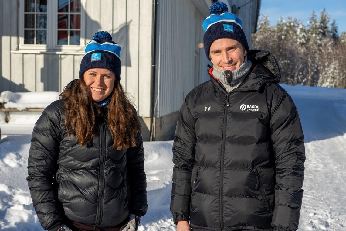 Totalvinnerne i TSM 2022, Ulrika Axelsson og Karstein Johaug jr.,  med kledelige Visma Ski Classics-luer. (Foto: Jonas Sjögren, Destinasjon Trysil)