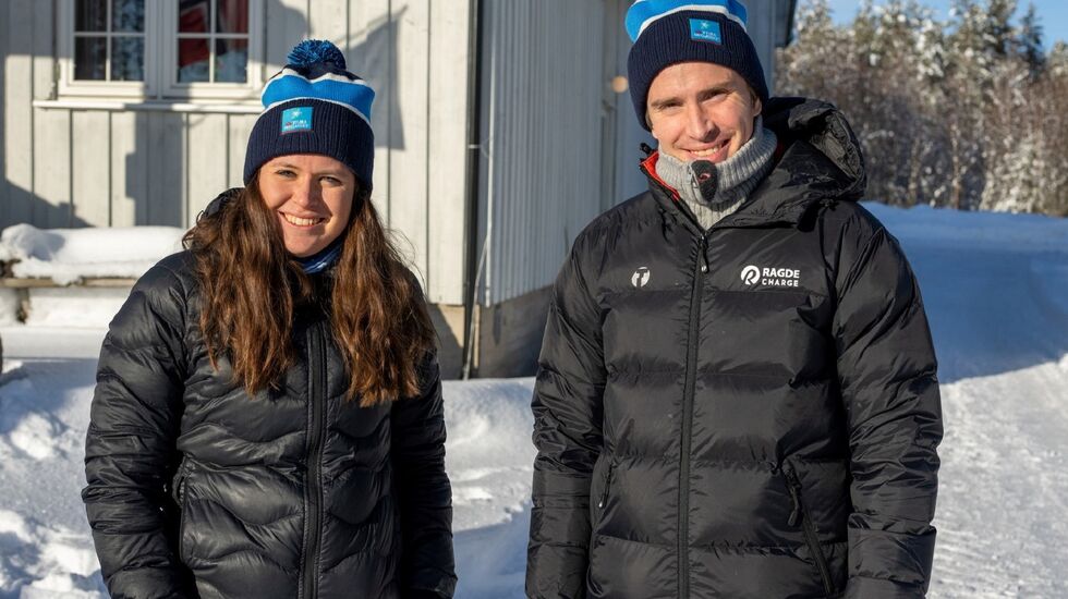Totalvinnerne i TSM 2022, Ulrika Axelsson og Karstein Johaug jr.,  med kledelige Visma Ski Classics-luer. (Foto: Jonas Sjögren, Destinasjon Trysil)