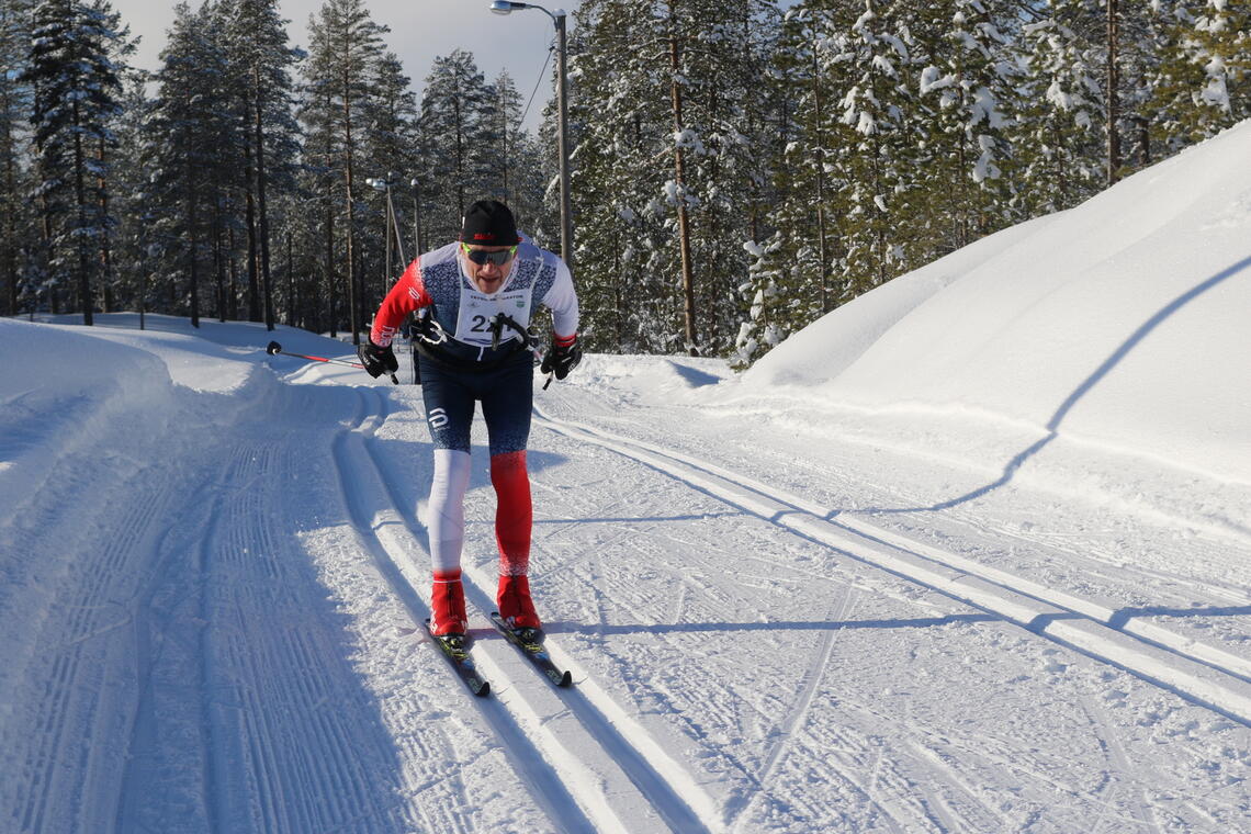Stig Evensen fra Elverum suser inn  inn til 2. plass i klasse M66-70 år på den nye skistadion på Østby. (Foto: Rolf Bakken)