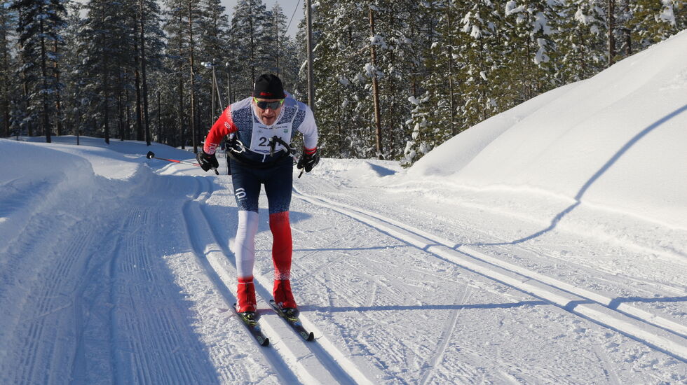 Stig Evensen fra Elverum suser inn inn til 2. plass i klasse M66-70 år på den nye skistadion på Østby. (Foto: Rolf Bakken)