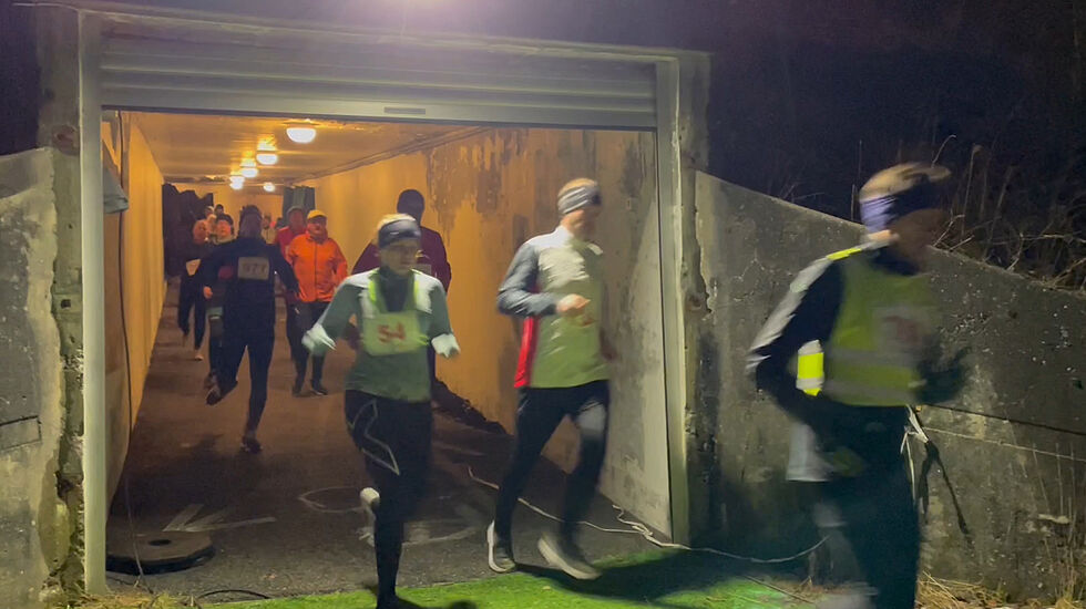Her kommer løperne ut maratontunnelen fra Fana Stadion. Det er denne tunnelen som gjør at det fremdeles må benyttes puljestarter, selv om det ikke lenger er koronarestriksjoner. (Alle foto: Arne Dag Myking)