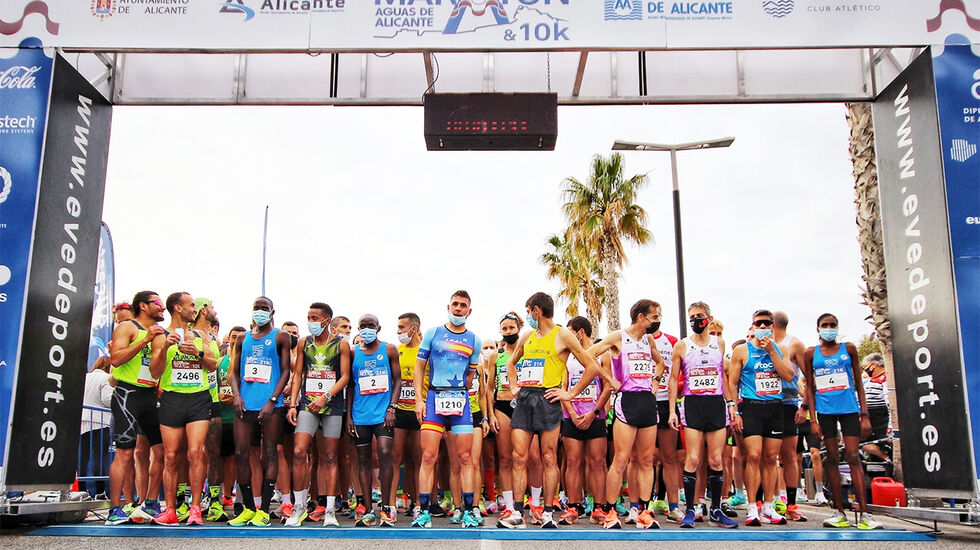 10 km-løperne venter bare på at startskuddet skal smelle. (Foto: arrangøren)