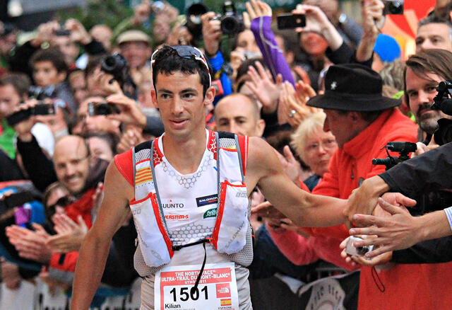 Kilian Jornet blir hyllet etter sin seier i Ultra-trail du Mont Blanc i 2011. (Foto: Franck Oddoux, UTMB)