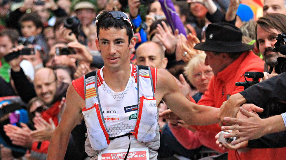 Kilian Jornet blir hyllet etter sin seier i Ultra-trail du Mont Blanc i 2011. (Foto: Franck Oddoux, UTMB)