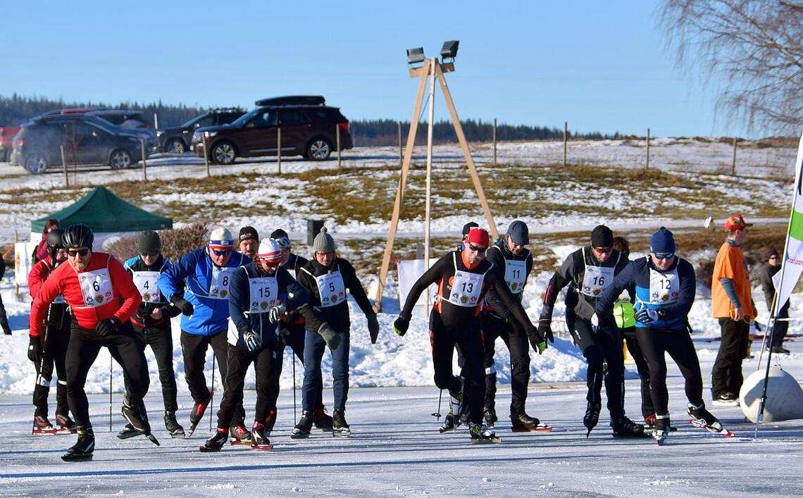 14 løpere la av gårde på femmila på Dølisjøen lørdag. (Foto fra Dølisjøens facebookside) 