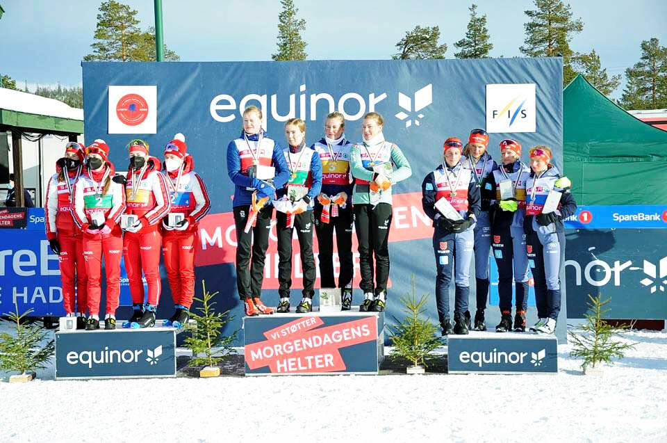Det norske jentelaget kunne juble for gullet, mens sølvet gikk til Russland (til venstre) og bronsen til Tyskland. (Foto: Norges Skiforbund)