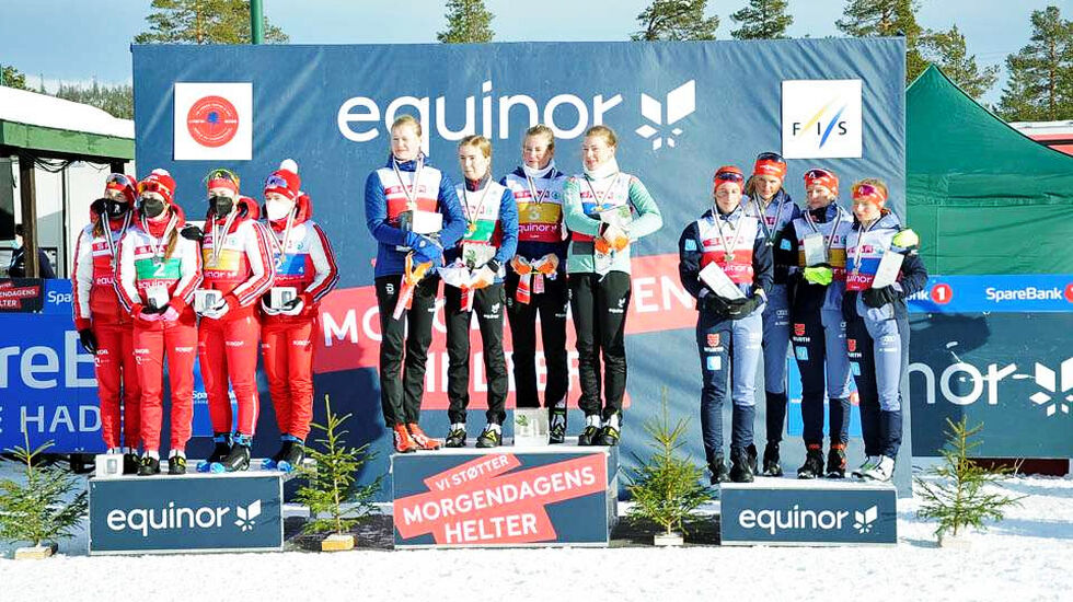 Det norske jentelaget kunne juble for gullet, mens sølvet gikk til Russland (til venstre) og bronsen til Tyskland. (Foto: Norges Skiforbund) 
