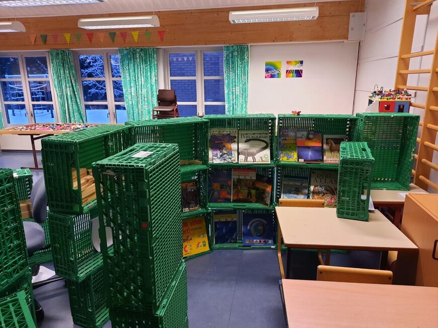 Barn har laga eige bibliotek av kasser