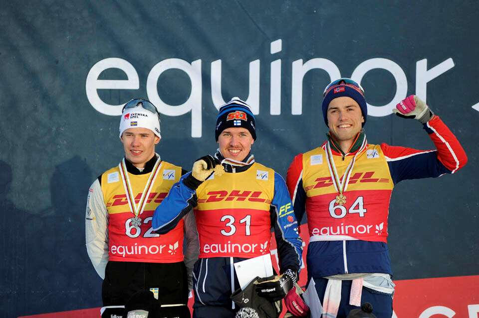 Finske Arsi Ruuskanen (midten) vant foran svenske Leo Johansson (til venstre), mens norske Håvard Moseby ble nummer tre. (Foto: Norges Skiforbund)