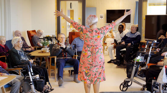 Sang og musikk inne på avdeling på Alta omsorgssenter