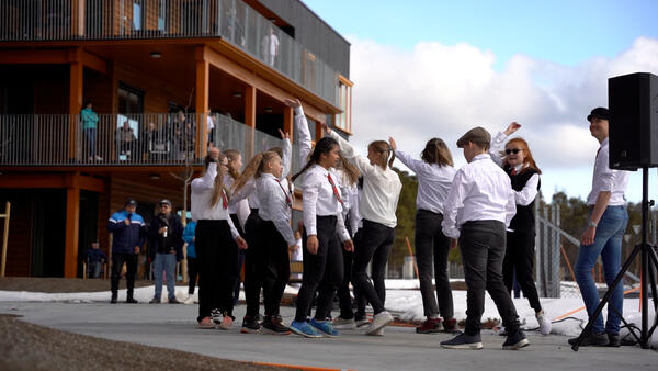 Ungdommer danser utenfor Alta omsorgssenter