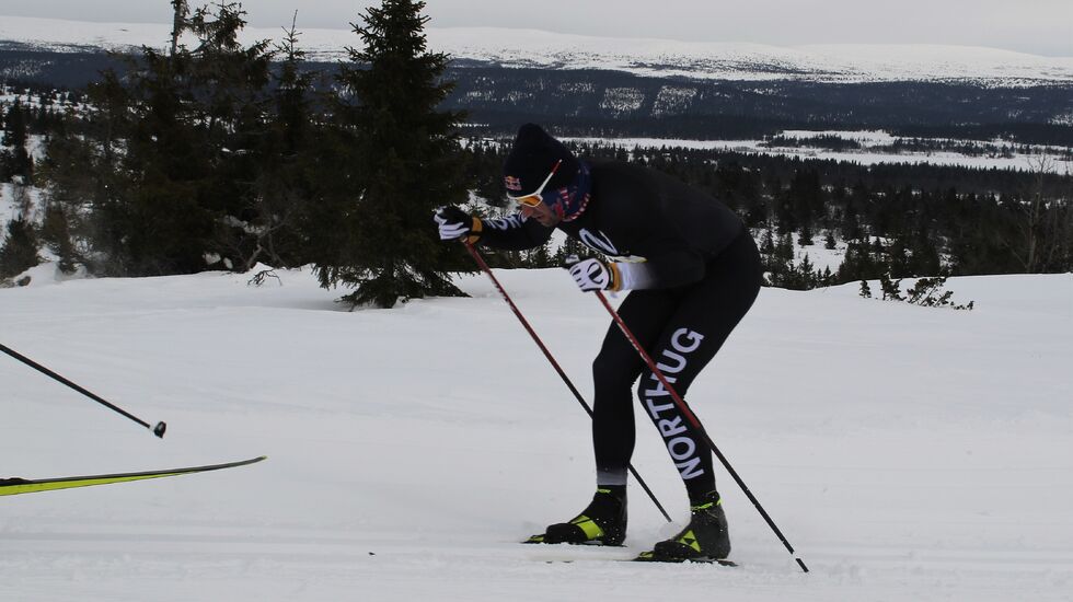 Petter Northug jr. staker seg opp til Kriksfjell rett før løypas høyeste punkt. (Foto: Rolf Bakken)