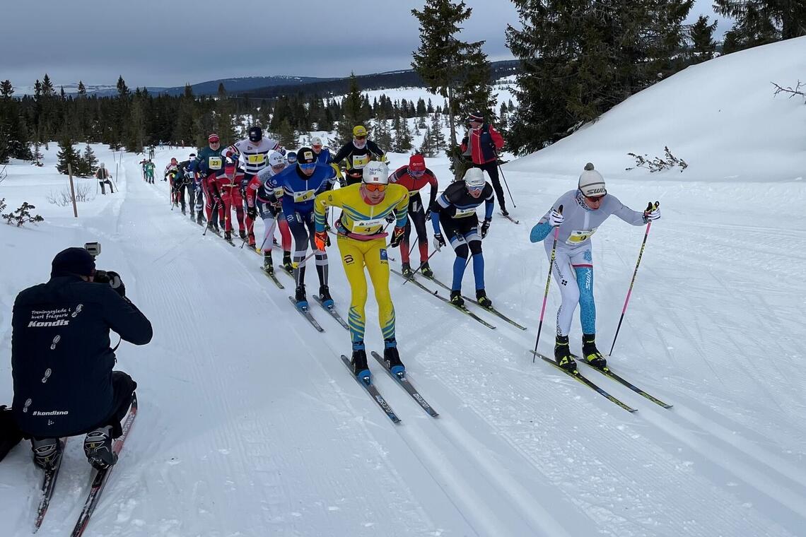 Teten i klassiske Hafjell Ski Marathon passerer Kondis' alltid tilstedeværende fotograf Stein Arne Negård 3,5 km ut i løypa. (Foto: Unn Mette Klopbakken)