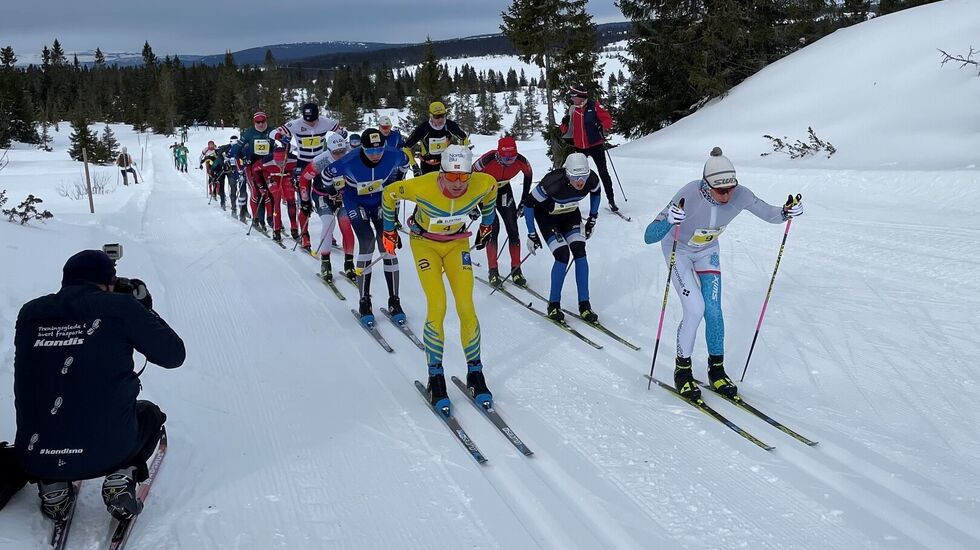 Teten i klassiske Hafjell Ski Marathon passerer Kondis' alltid tilstedeværende fotograf Stein Arne Negård 3,5 km ut i løypa. (Foto: Unn Mette Klopbakken)