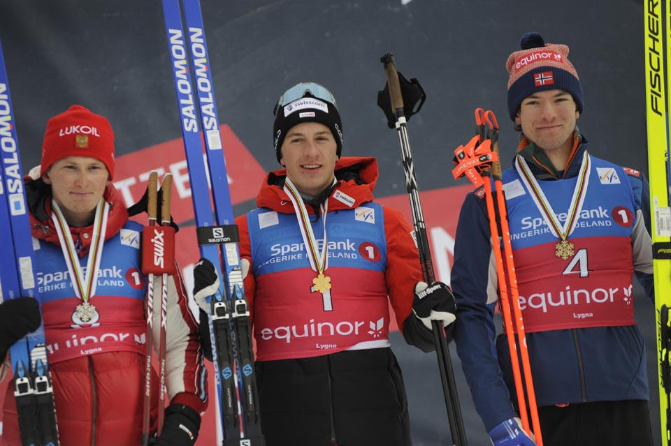 Valerio Grond fra Sveits (midten) vant foran Denis Filimonov fra Russland (til venstre) og Magnus Øyaas Håbrekke fra Norge. (Foto: Norges Skiforbund)