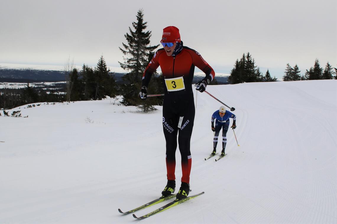 Johan  Hoel er i ferd med å få en luke til Johan Telle etter 20 km på den klassiske Hafjell Ski Marathon. (Foto: Rolf Bakken)