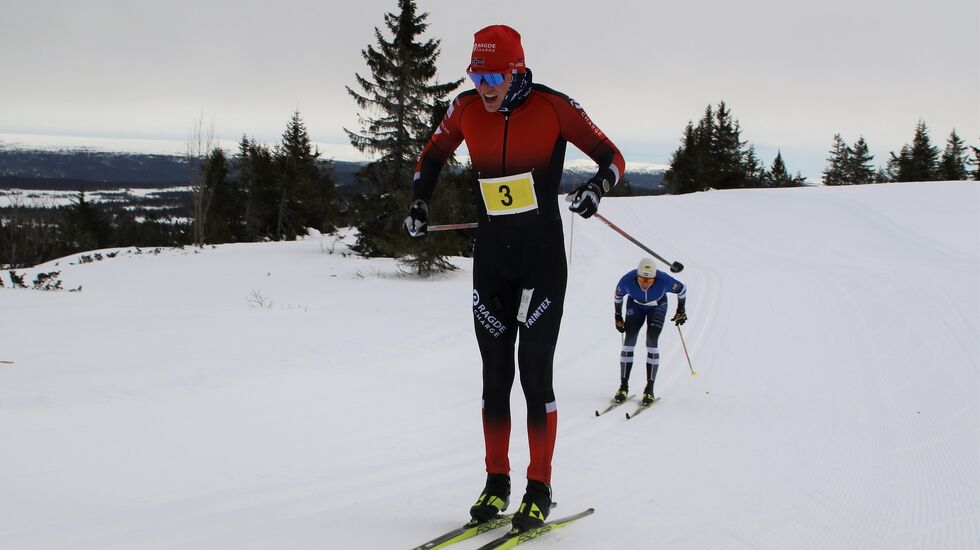 Johan  Hoel er i ferd med å få en luke til Johan Telle etter 20 km på den klassiske Hafjell Ski Marathon. (Foto: Rolf Bakken)