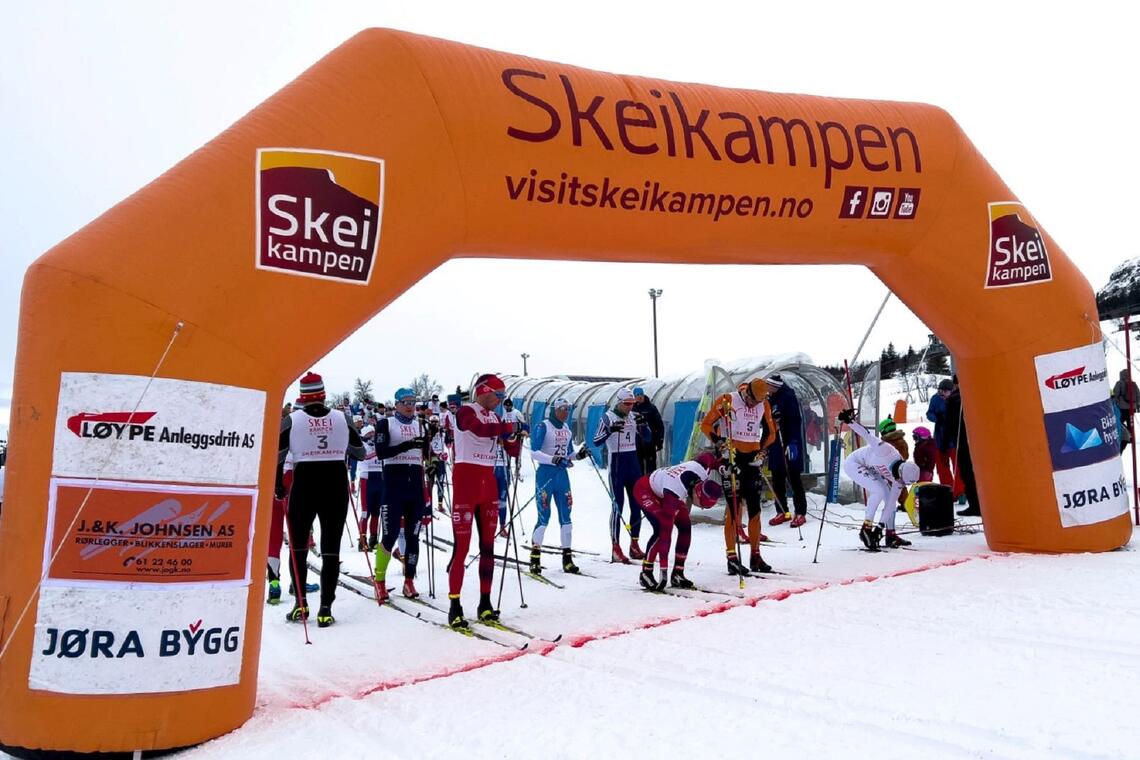 Løperne gjør seg klare til start på skitorget på Skeikamoen lørdag formiddag. (Foto fra Visit Skeikampens facebookside)