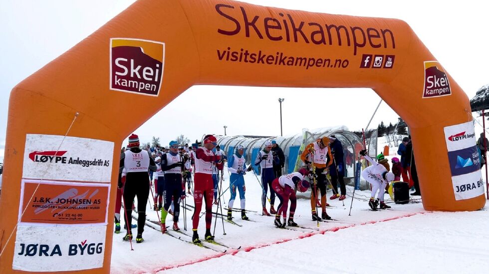Løperne gjør seg klare til start på skitorget på Skeikamoen lørdag formiddag. (Foto fra Visit Skeikampens facebookside)