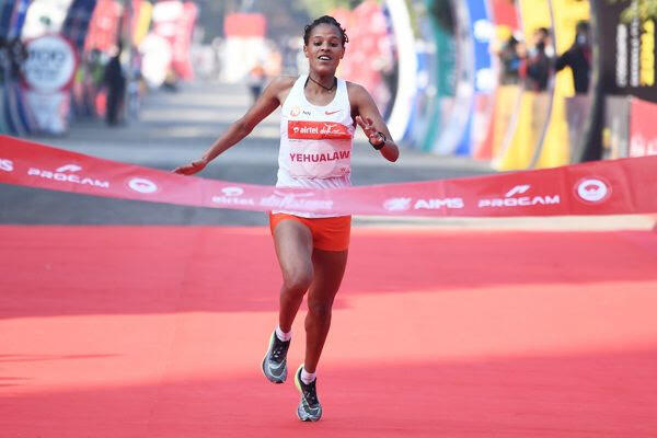 Yehualaw løper inn til ny verdensrekord på 10 km på 29:14. (Foto: World Athletics)