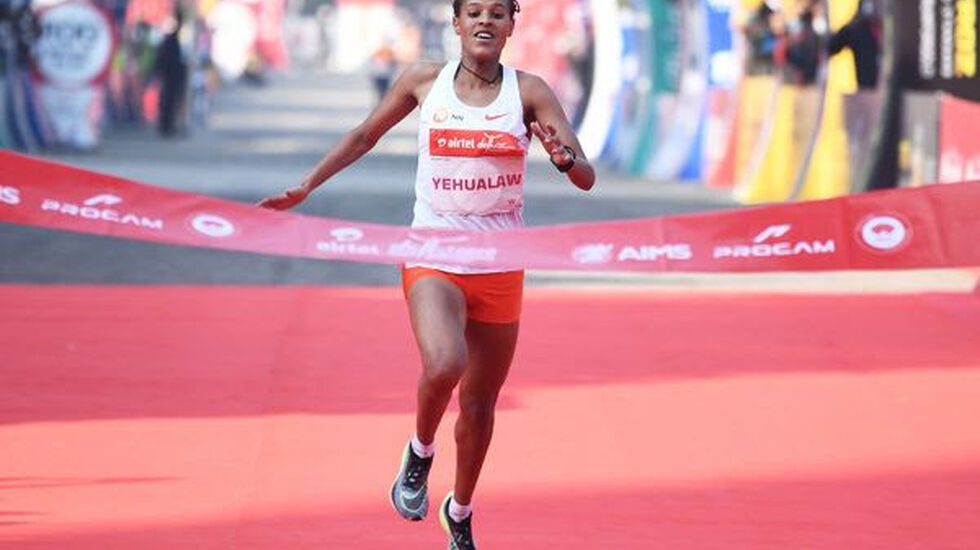 Yehualaw løper inn til ny verdensrekord på 10 km på 29:14. (Foto: World Athletics)