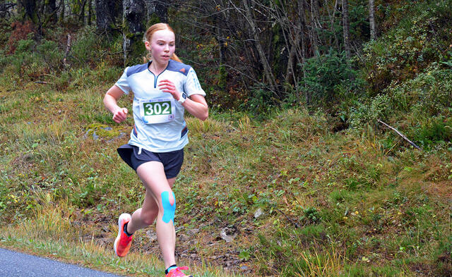 Jenny Rørset på vei mot en god tid under Romsdal 5-10-halv høsten 2021. (Foto: Arrangøren)